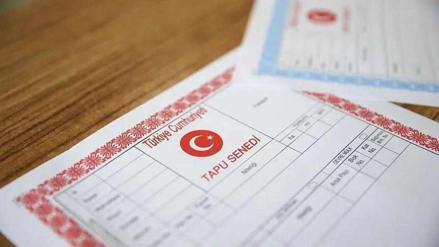 Tapuda kalan miras için ayrı sorgulamaMiras bırakan kişiye ait taşınmazların bulunup bulunmadığını öğrenmek isteyenler için Tapu ve Kadastro Genel Müdürlüğü'nün e-Devlet hizmeti de bulunuyor.“Tapu Bilgileri Sorgulama (Mirasçısı Olduğunuz Kişi Adına)” hizmeti üzerinden mirasçısı olunan kişinin adına kayıtlı taşınmazlara ilişkin bilgiler kontrol edilebiliyor.