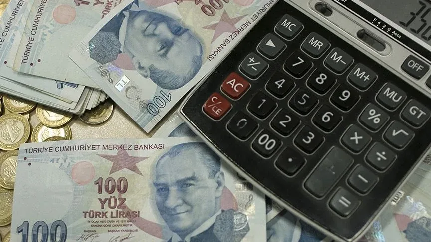 Bankalarda hesap olup olmadığı da görülebiliyorMiras bırakan kişinin bankacılık işlemleri açısından da e-Devlet üzerinden bir sorgulama imkanı bulunuyor. Bankacılık Düzenleme ve Denetleme Kurumu tarafından sunulan “Mevduat / Katılım Fonu Hesabı Bulunan Banka Sorgulama (Mirasçısı Olduğunuz Kişi Adına)” hizmetiyle hesabın bulunduğu bankalar öğrenilebiliyor.Burada önemli bir ayrıntı bulunuyor. Hizmet, hesapta bulunan para miktarını değil, miras bırakan kişinin hesabının bulunduğu bankayı gösteriyor.