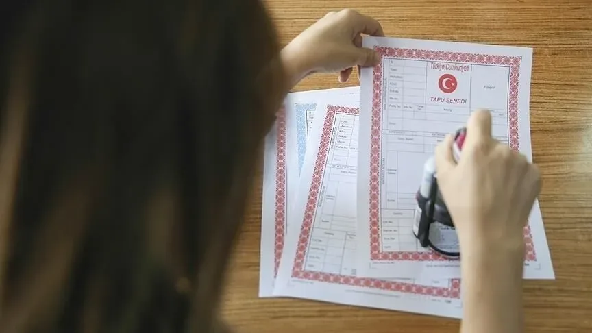 Dava ve icra dosyaları da unutulmamalıMirasla birlikte yalnızca taşınmaz veya banka hesapları değil, bazı hukuki süreçler de gündeme gelebiliyor. Adalet Bakanlığı'nın e-Devlet hizmetleri arasında mirasçısı olunan kişi adına açılmış bazı dosyaların sorgulanmasına yönelik seçenekler de yer alıyor.“Hukuk Dava Dosyası Sorgulama (Mirasçısı Olduğunuz Kişi Adına)”, “İdari Dava Dosyası Sorgulama (Mirasçısı Olduğunuz Kişi Adına)” ve “İcra Dosyası Sorgulama (Mirasçısı Olduğunuz Kişi Adına)” hizmetleri üzerinden ilgili kayıtlar kontrol edilebiliyor.