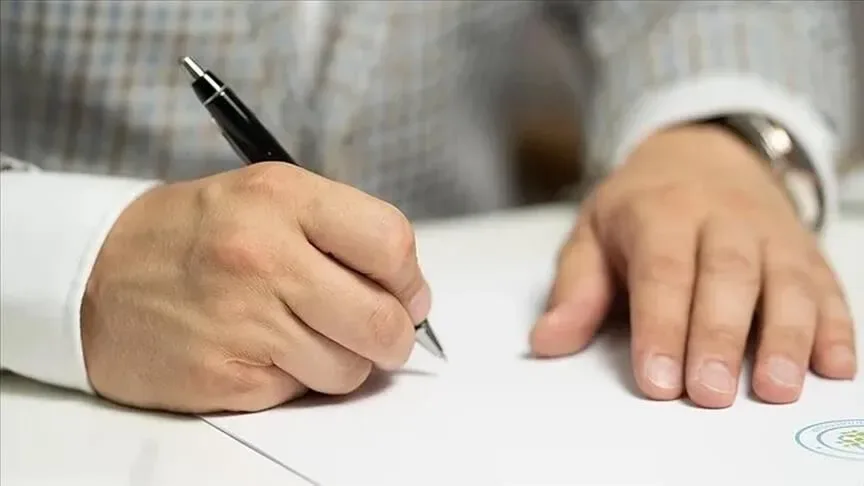 Tek ekrandan değil, birkaç farklı hizmetten bakılıyorMirasçı olup olmadığını öğrenmek isteyenlerin e-Devlet'te yalnızca veraset ilamına bakması yeterli olmayabiliyor. Veraset ilamı, vasiyetname, taşınmaz, banka ve dava kayıtları için farklı sorgulama ekranlarının kullanılması gerekiyor.İlgili hizmetlere erişim için kimlik doğrulaması yapılması şart. Sisteme e-Devlet şifresinin yanı sıra mobil imza, elektronik imza, T.C. kimlik kartı veya internet bankacılığı seçenekleriyle giriş yapılabiliyor.