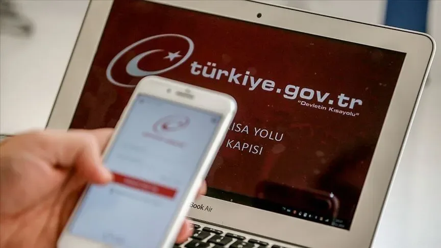 Kadir İnanır’ın vasiyetnamesinin açıklanacağı duruşmanın ertelenmesiyle yeniden gündeme gelen miras süreci, aslında milyonlarca kişinin ileride karşılaşabileceği işlemlerin nasıl yürütüldüğünü de gösteriyor. Miras bırakan kişinin geride bıraktığı hak ve yükümlülüklerin ortaya çıkarılması için farklı kayıtların birlikte incelenmesi gerekiyor.