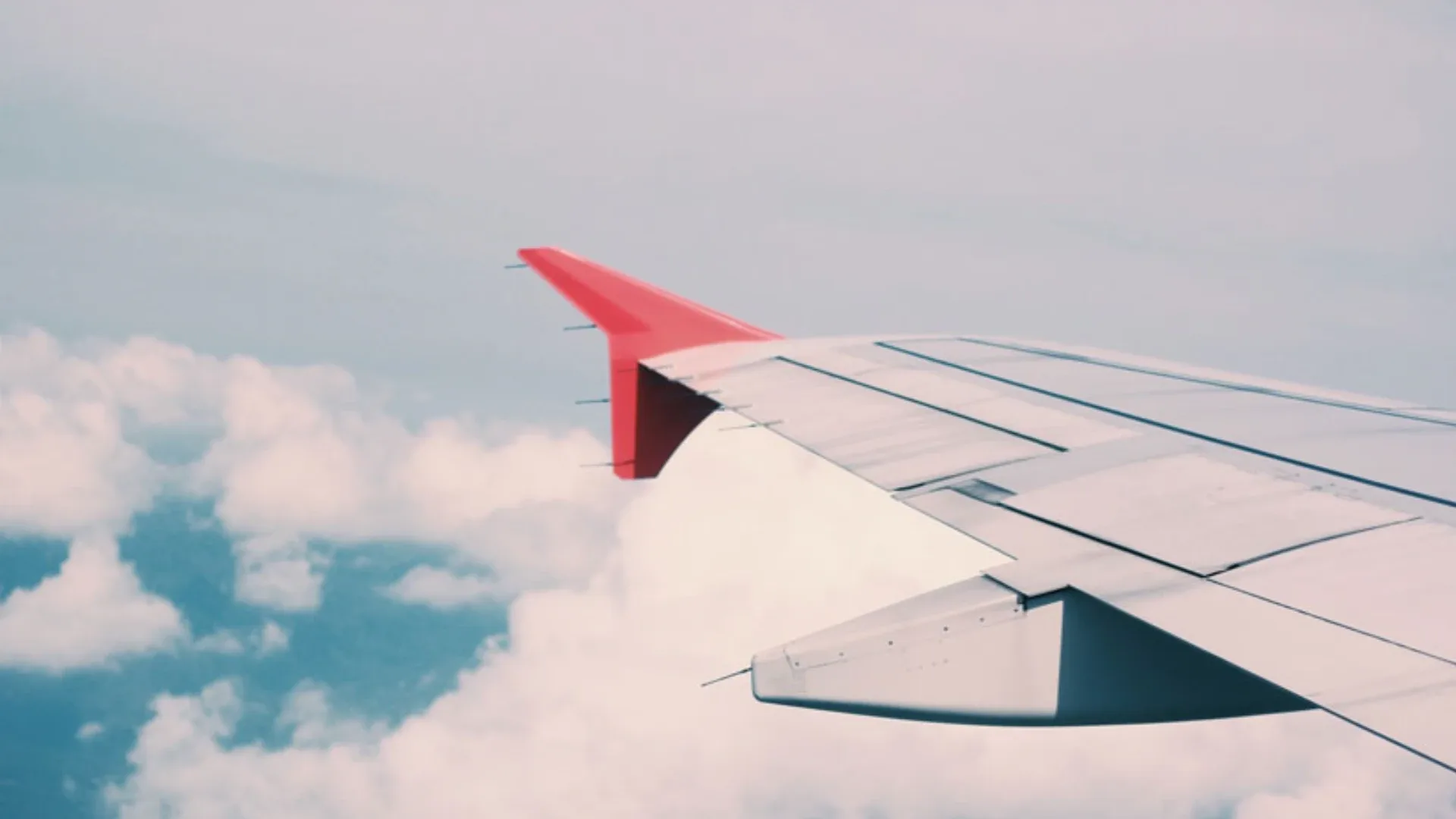 Avrupa'nın jet yakıtı stokları 7 yılın en düşük seviyesindeAvrupa'daki arz sıkışıklığı stok verilerinde belirgin bir şekilde gözlemlendi. Amsterdam-Rotterdam-Antwerp (ARA) bölgesindeki jet yakıtı stokları, 10 Eylül haftasında son yedi yılın en düşük seviyesine geriledi. Cnbc-e'nin haberine göre stoklardaki düşüş, Avrupa'nın yeni dış kaynaklardan gelecek kargolara olan bağımlılığını artırıyor. Güney Kore'den yapılan sevkiyatların yükseldi fakat bu sevkiyatların mevcut ithalat hacminin açığı tamamen kapatması beklenmiyor.