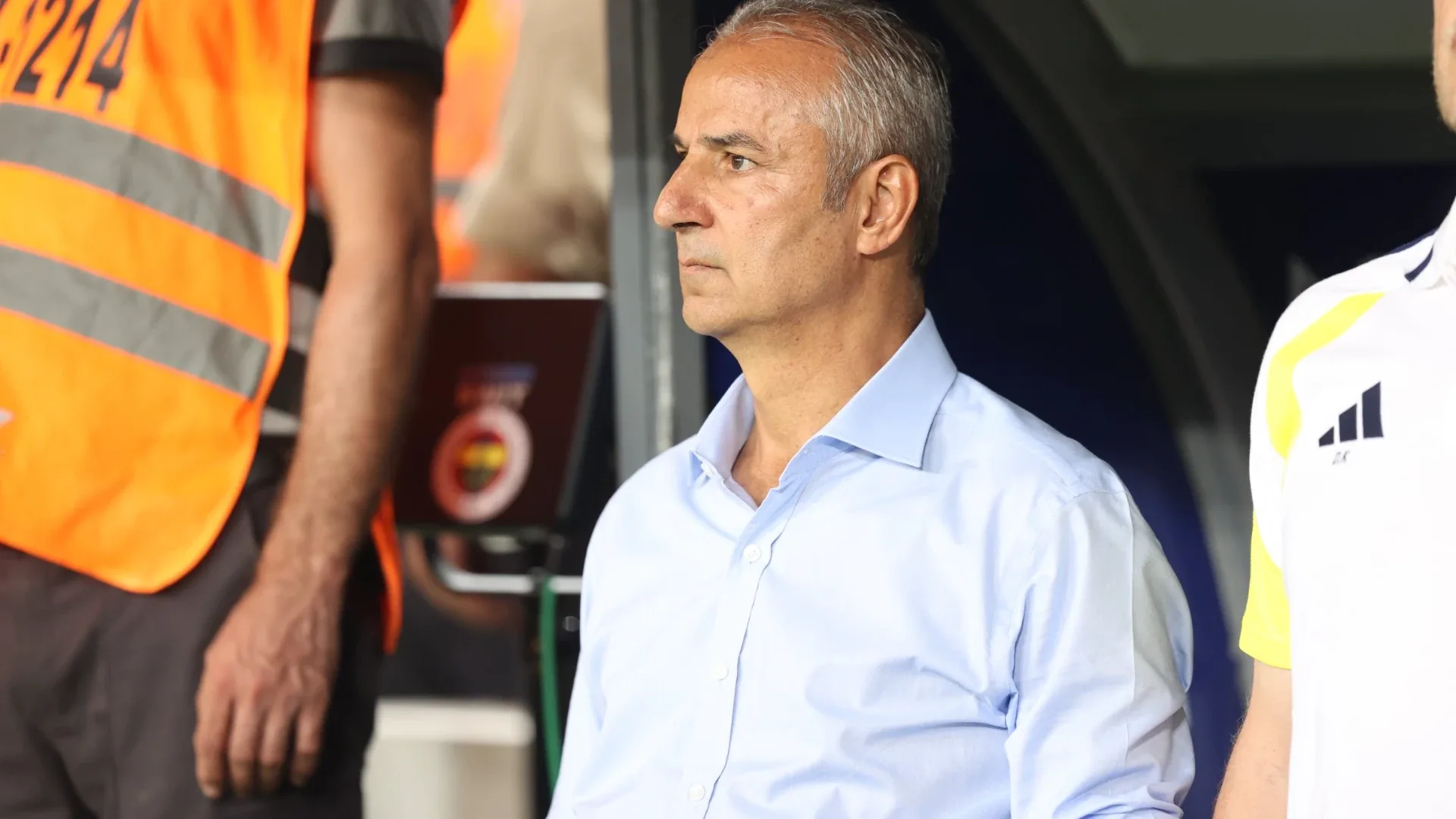 İstifasını eleştirdiİsmail Kartal'ın beklenmedik bir anda istifa edip çok kısa bir süre içinde görevine geri dönmesini de ağır bir dille eleştiren Çakar, tecrübeli çalıştırıcının sunduğu gerekçeleri inandırıcı bulmadığını vurguladı.
