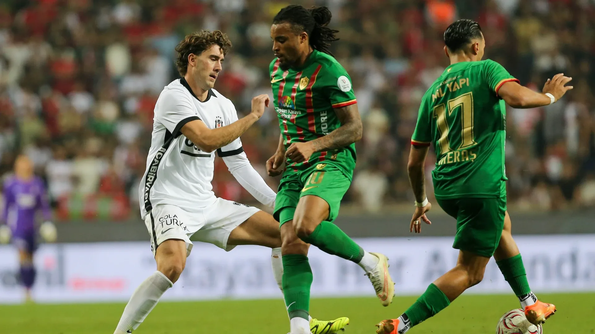 Amedspor'dan lig tarihinde bir ilkBu sonucun ardından Amed Sportif Faaliyetler, Türkiye Ligi tarihinde lige yükselip ilk sezonda lider olan ilk takım olmayı başardı.