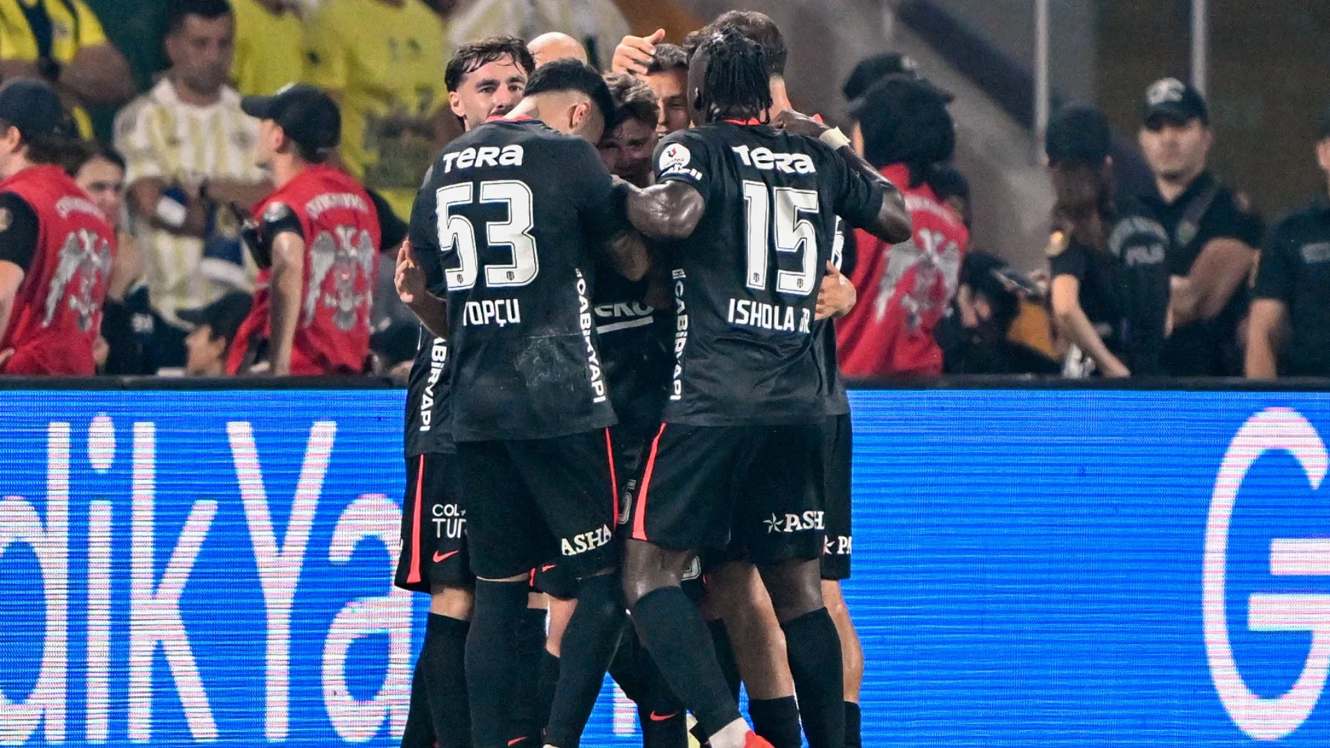 Kara Kartal üçüncü sıradaBeşiktaş, 6 haftası geride kalan Süper Lig'de 12 puanla üçüncü basamakta yer alıyor.