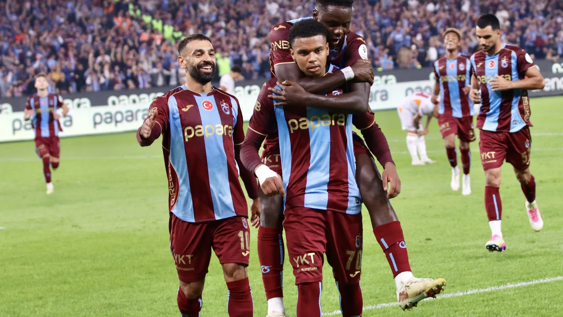 Trabzonspor ise dün Papara Park'ta kazanılan 4-0'lık Galatasaray derbisinin ardınsan puan tablosunda 10 puanla 7. sırada yer alıyor.