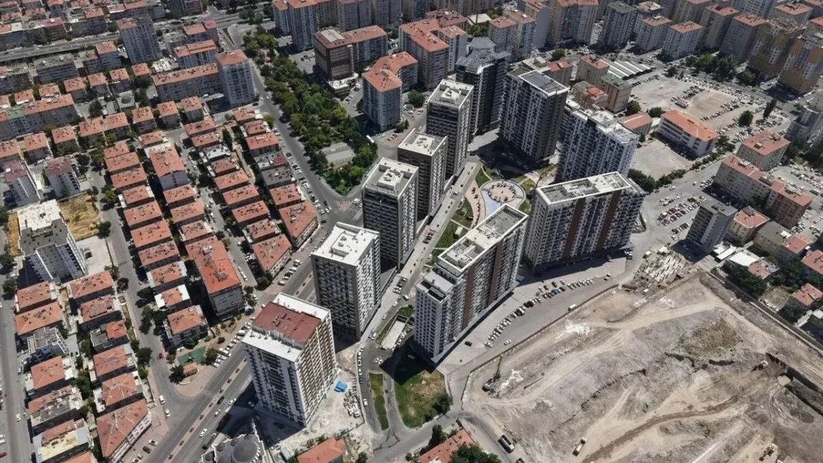 Yarısı Bizden desteği ne kadar?Kampanya kapsamında konut ve iş yerleri için sağlanan destek tutarları şöyle:İlk konut için: 875 bin TL hibe + 875 bin TL kredi + 125 bin TL tahliye desteğiToplam ilk konut desteği: 1 milyon 875 bin TLDiğer konutlar için: Hibe verilmiyor; her ek daire için 1 milyon 750 bin TL kredi imkânı sunuluyor.İlk iş yeri için: 475 bin TL hibe + 475 bin TL krediDiğer iş yerleri için: 875 bin TL kredi desteği sağlanıyor.