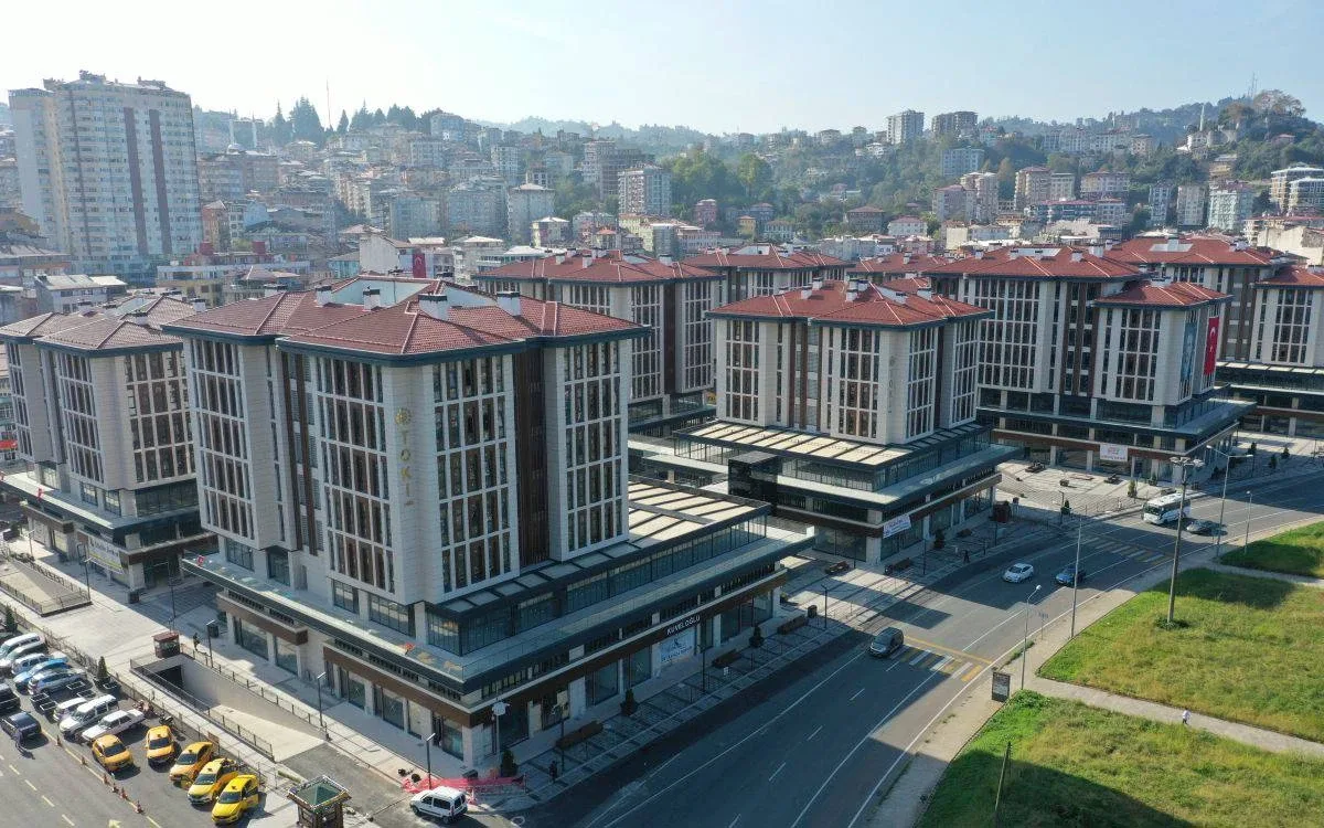 Yarısı Bizden kredisi geri ödemesi ne zaman başlıyor?Kampanya kapsamındaki kredilerde geri ödeme, yapı ruhsatının alınmasından iki yıl sonra başlıyor. Kredi borcu 10 yıl, yani 120 ay vadeyle ödeniyor. İlk yıl için faiz uygulanmıyor.