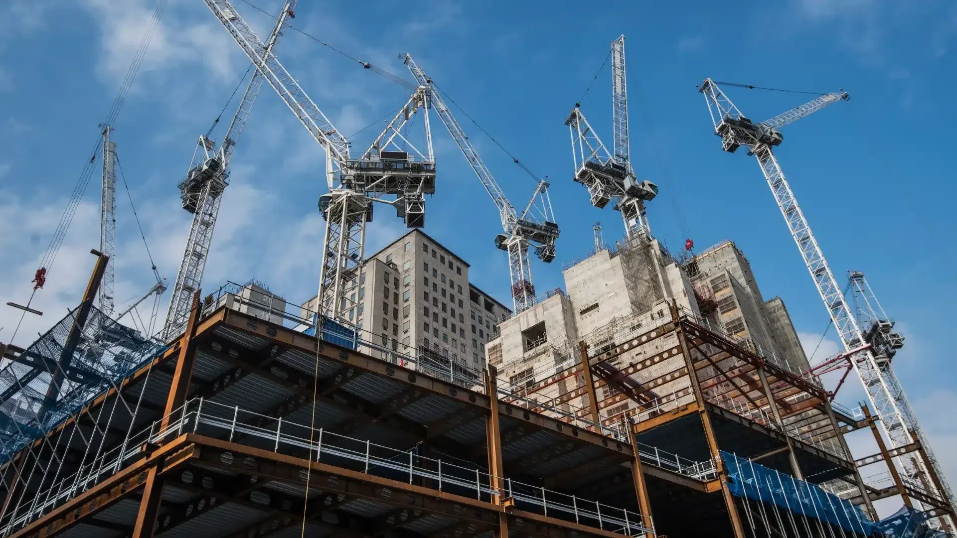 Yarısı Bizden Kampanyası, İstanbul'da deprem riskine karşı daha güvenli yapılar oluşturmak isteyen vatandaşlar için önemli bir finansman desteği sunuyor. Süre uzatımıyla birlikte dönüşüm planı bulunan bina sakinleri, gerekli belge ve işlemler için ilçe belediyeleri ile yetkili kuruluşlardan güncel bilgi alabilecek.