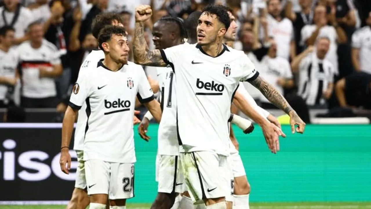 Beşiktaş'ta Trossard forma giyemeyecekBeşiktaş'ta Amed SK maçı öncesinde Leandro Trossard gelişmesi yaşandı. Belçikalı futbolcu, ağrıları nedeniyle hafta içinde oynanan Olimpik Marsilya karşılaşmasının kadrosunda yer almamıştı. Trossard'ın topuk kemiğinde travmatik kemik ödemi tespit edildiği ve yıldız oyuncunun Amed SK karşısında forma giyemeyeceği bildirildi.