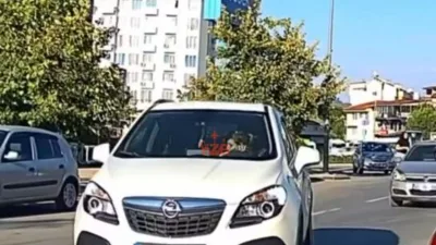 Kadın sürücünün telefon dikkatsizliği kazayla sonuçlandı: O anlar kamerada