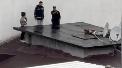 Kağıthane'de eşi 2 aydır eve gelmeyince çatıya çıktı; polis ikna etti