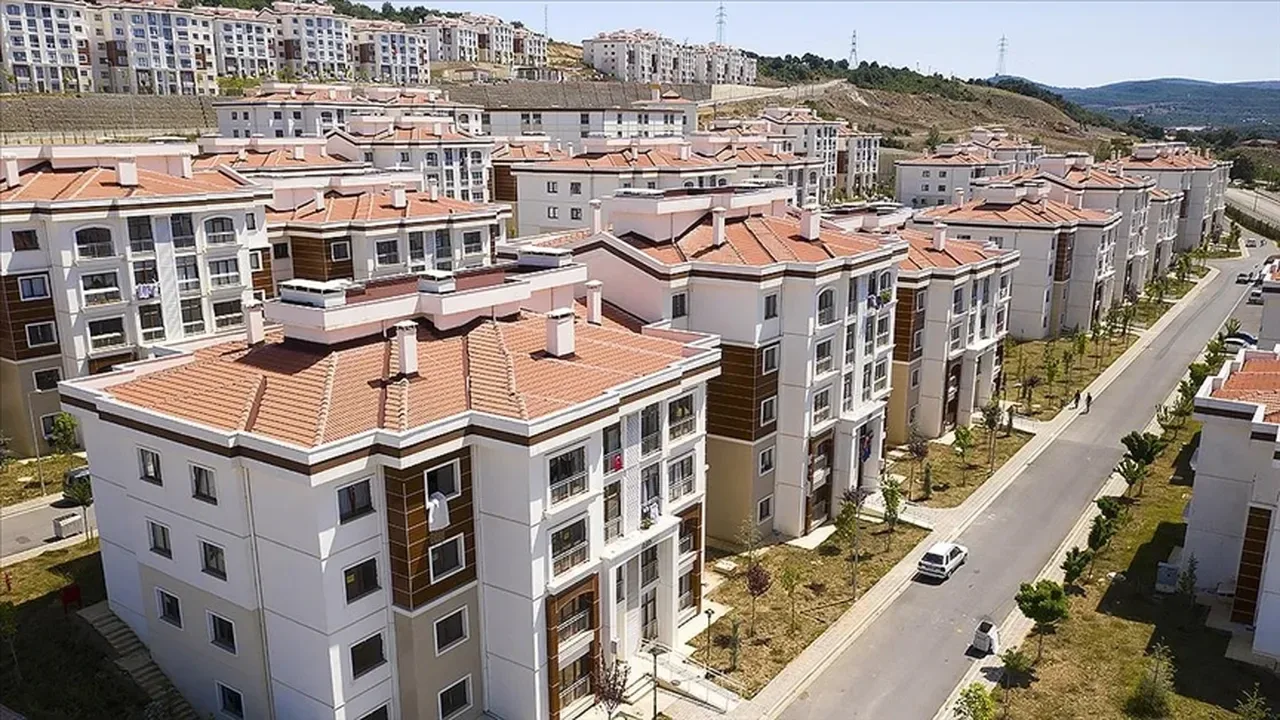 TOKİ yüzde 25 indirim kampanyası şartları neler?Borcun tamamını peşin kapatan hak sahiplerine yüzde 25 indirim yapılacak.Borcun tamamını kapatamayanlar, kalan borcun en az yüzde 25'ini ödeyerek kampanyadan yararlanabilecek.Kısmi ödeme yapanlara yüzde 25 indirim, ödedikleri tutar üzerinden uygulanacak.Satışın 2025 Haziran ayı sonuna kadar gerçekleştirilmiş olması gerekiyor.Geri ödeme taksitlerinin 2025 Haziran ayı sonu itibarıyla başlamış olması gerekiyor.Kalan taksit sayısı 12 aydan az olanlar kampanyaya dahil edilmeyecek.Başvurular ve ödemeler, satış işlemlerinin gerçekleştirildiği banka üzerinden yapılacak.