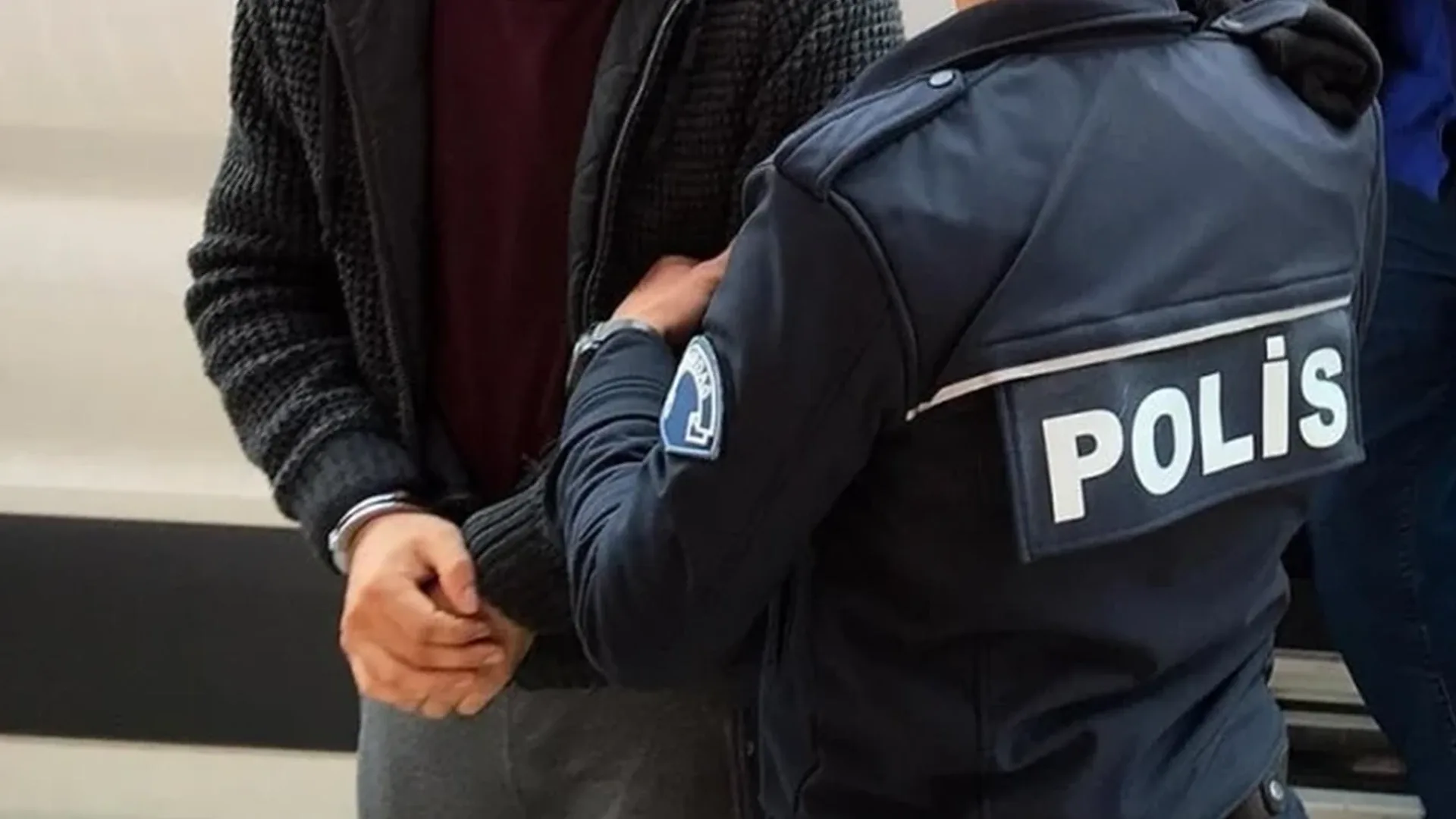 Kaşif Kozinoğlu soruşturmasında kimler gözaltına alındı?17 Eylül 2026 tarihli gelişmelere göre soruşturma kapsamında Hasan Ataman Yıldırım, dönemin Silivri Cumhuriyet Başsavcısı Ali İşgören ve dönemin cezaevi savcısı Necip Doğan gözaltına alındı.Ayrıca Kozinoğlu'nun diğer koğuş arkadaşı emekli Jandarma Albay Hasan Atilla Uğur hakkında da gözaltı kararı verildi. Uğur'un Kıbrıs'ta bulunduğu ve hakkındaki kararın henüz uygulanmadığı bildirildi.Soruşturma kapsamında gerçekleştirilen işlemlerin ardından şüphelilerin adli süreçleri devam ediyor.