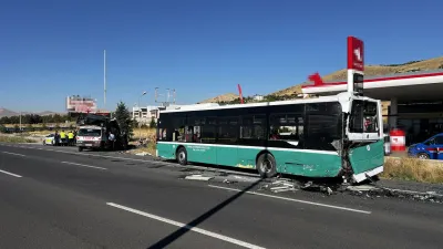 Kayseri'de minibüs, özel halk otobüsüne çarptı: 3 yaralı