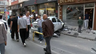 Kazada savrulan otomobil kaldırımdaki yayalara çarptı: 2'si ağır 5 yaralı
