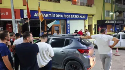 Kontrolü kaybeden otomobil AK Parti binasına girdi