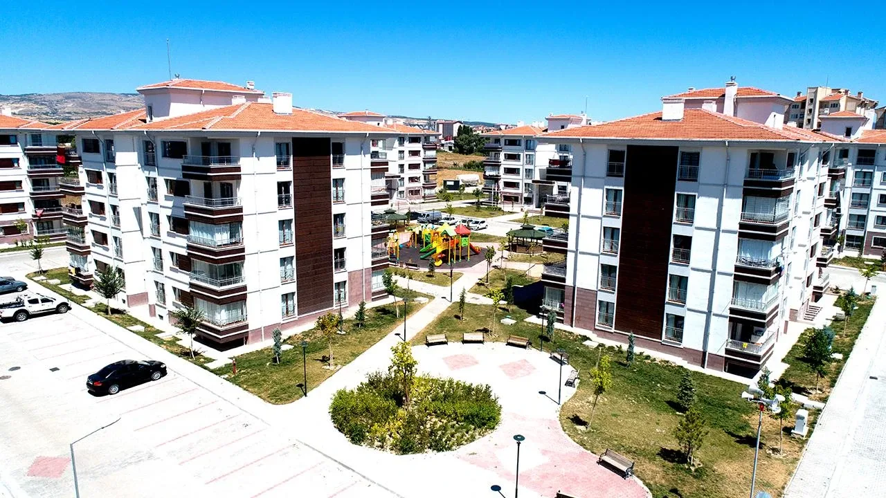 TOKİ kiralık evleri hangi ilçelerde olacak?TOKİ'nin İstanbul'da kiraya sunacağı konutların şu ilçelerde yer alması planlanıyor:AtaşehirSancaktepeÜmraniyeÜsküdarMaltepeTuzlaKartalBaşakşehirGaziosmanpaşaBeyoğluGüngörenArnavutköy