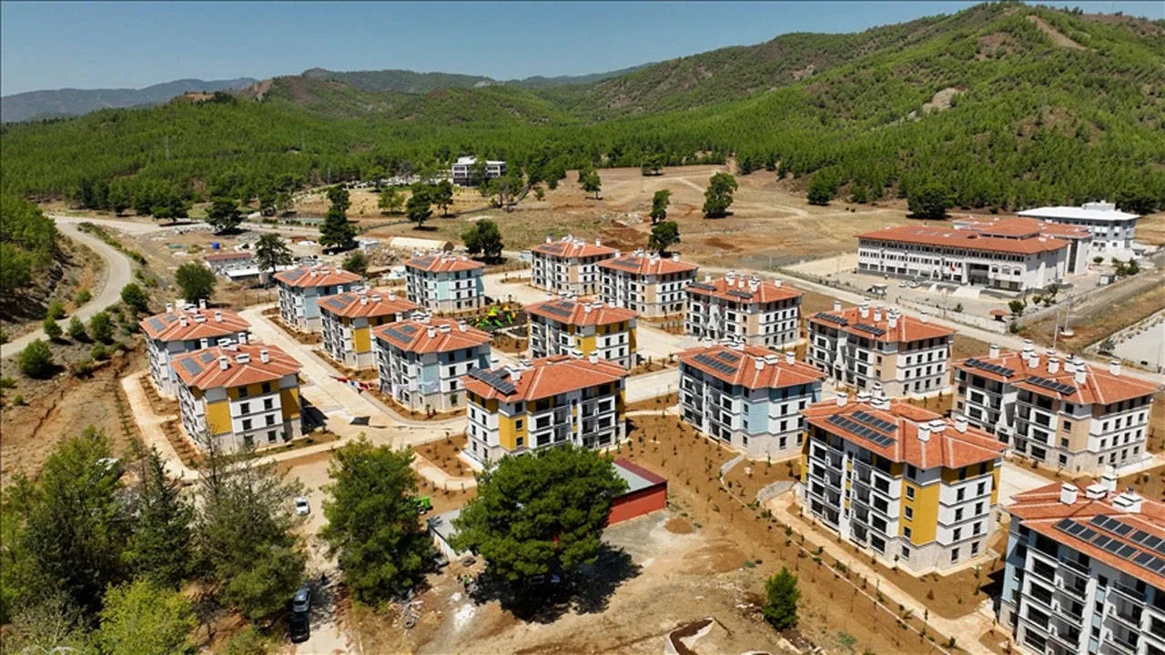 TOKİ kiralık evlerde sözleşme süresi kaç yıl?TOKİ kiralık konutlarının 3 yıllık süreyle kiralanacağı açıklandı. Hak sahiplerinin, sözleşme koşullarına ve proje kapsamında belirlenecek yükümlülüklere uyması gerekecek.