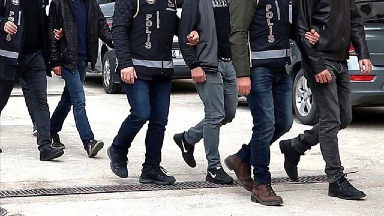 Ünlülere 'uyuşturucu' operasyonuYürütülen titiz takip ve soruşturma sürecinin ardından düğmeye basan jandarma ekipleri, belirlenen adreslerde arama yaptı. Operasyon kapsamında dizi ve sinema oyuncuları, müzisyenler, spor dünyasından isimler ve sosyal medya fenomenleri olmak üzere toplam 18 kişi yakalanarak gözaltına alındı.
