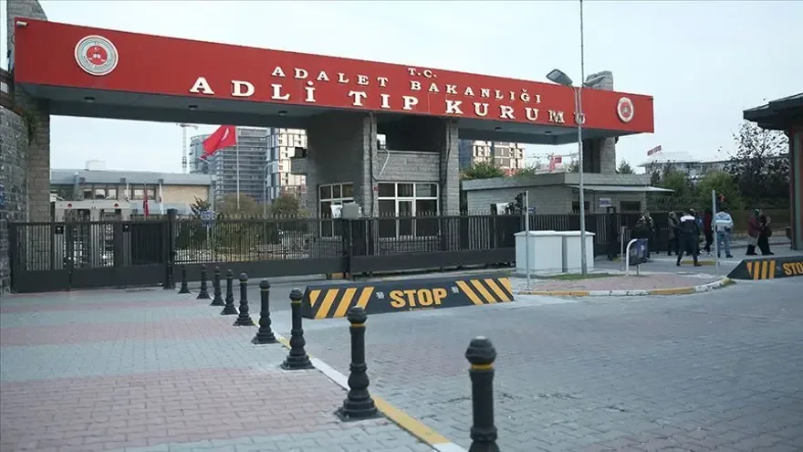 Ünlüler neden gözaltına alındı?Konuya ilişkin Bakırköy Cumhuriyet Başsavcılığı kamuoyunu bilgilendiren resmi bir açıklama yayımladı. Açıklamada, şüphelilerin uyuşturucu madde kullanımı, yer temini ve kullanımını kolaylaştırma iddialarına dikkat çekilerek şu ifadelere yer verildi: