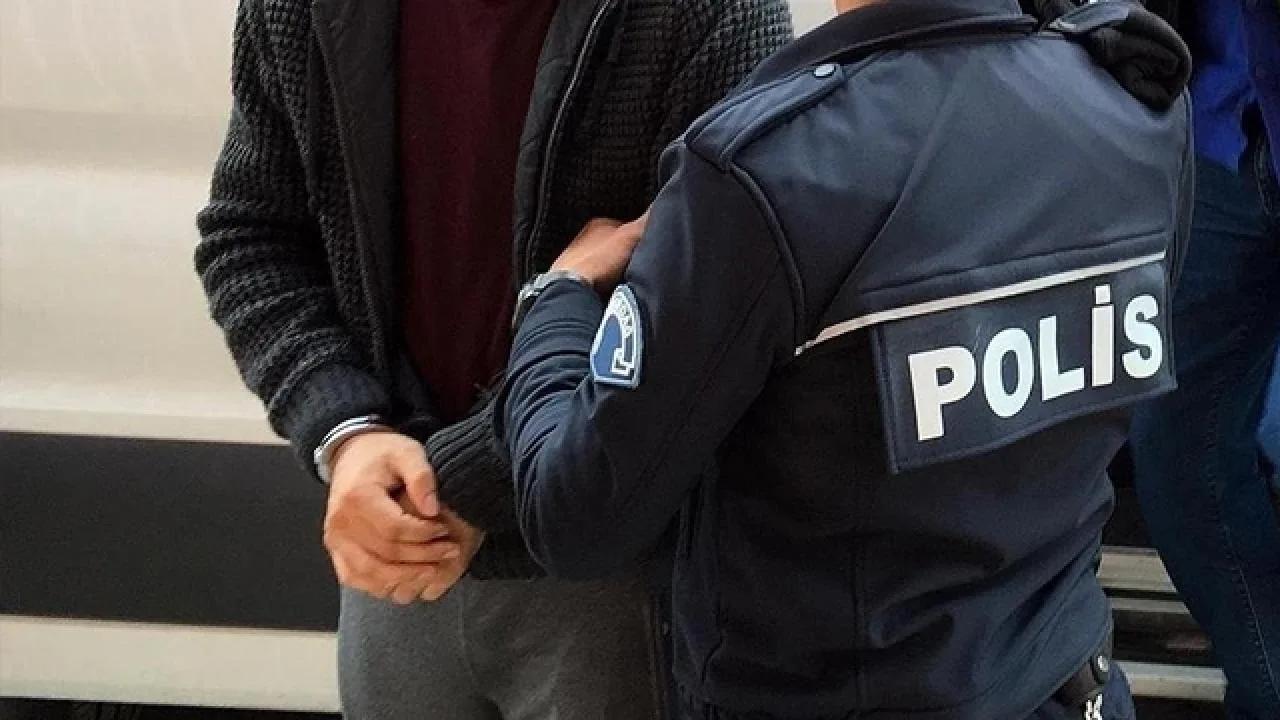 Gözaltına alınan şüphelilerin sağlık kontrolünden geçirilerek biyolojik örneklerinin alınacağı ve jandarmadaki ifade işlemlerinin ardından adliyeye sevk edileceği öğrenildi.