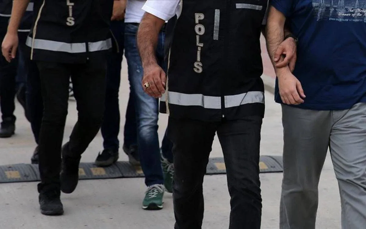 Gözaltına alınan ünlüler kimler?Operasyon kapsamında gözaltına alınan kişilerin tam listesi şöyle: