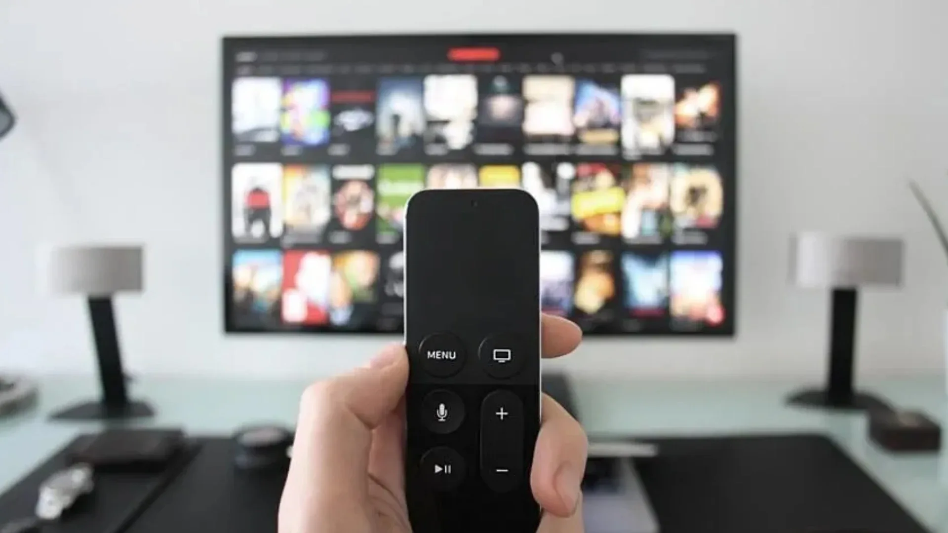 Bu akşam hangi diziler var?Bu akşam ATV ekranlarında Güneşin Doğduğu Yer adlı yeni dizi ilk kez izleyici karşısına çıkacak. Show TV ekranlarında ise yaz döneminde yayın hayatına başlayan Muhtemel Aşk dizisinin yeni bölümü yayınlanacak. Star TV'de ise Sevdiğim Sensin dizisinin yeni bölümü ekranlara gelecek. Kanal D ekranlarında yapılan açıklamaya göre Uzak Şehir dizisinin tekrar bölümü yayınlanacak.