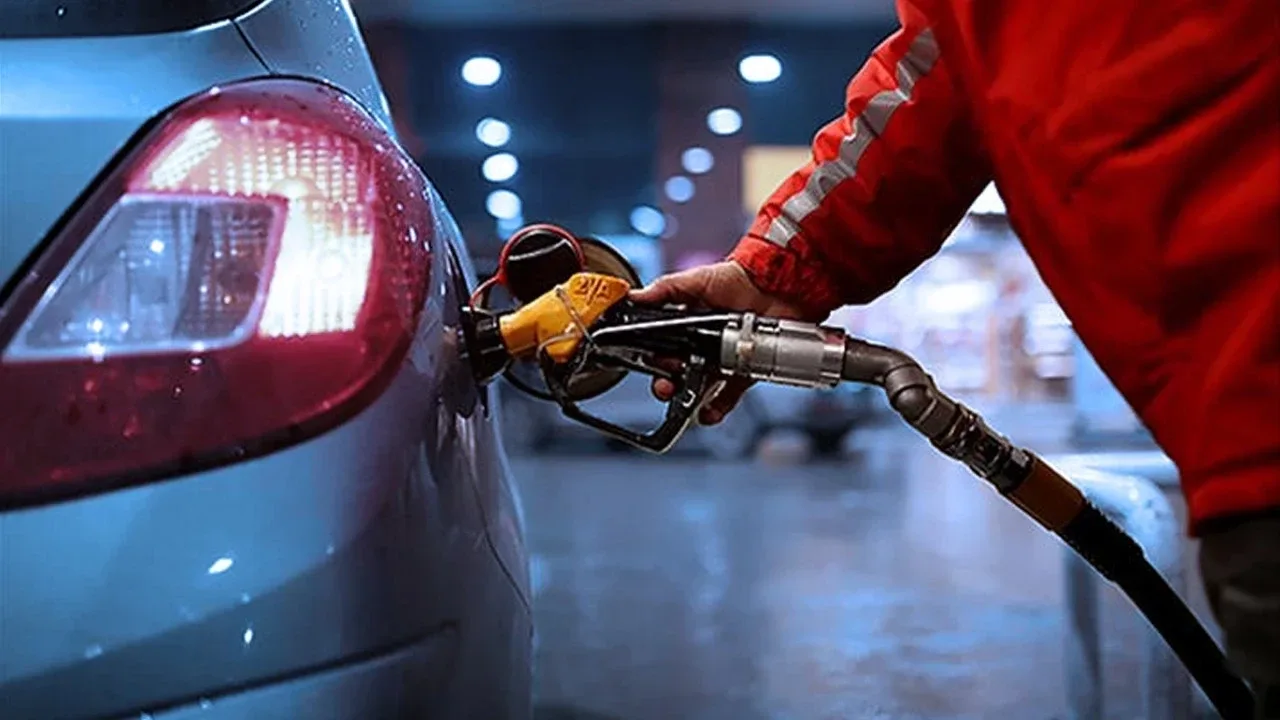 İzmirBenzin litre fiyatı: 81.60 TLMotorin litre fiyatı: 101.80 TLLPG (otogaz) litre fiyatı: 34.99 TL