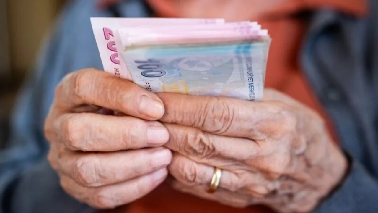 OVP tahminine göre emekli maaşı ne kadar olacaktı?Yıl sonu enflasyon beklentisinin yüzde 29,61'e yükselmesinden önce, yüzde 28,4'lük Orta Vadeli Program tahmini üzerinden farklı bir hesaplama yapılıyordu.Bu senaryoda SSK ve Bağ-Kur emeklileri için yaklaşık yüzde 9,04 oranında 6 aylık enflasyon farkı hesaplanıyordu.Buna göre 23 bin 552 TL olan en düşük emekli aylığının yaklaşık 25 bin 681 TL seviyesine çıkabileceği öngörülüyordu.28 bin TL emekli maaşı alan bir kişinin aylığı ise bu senaryoda yaklaşık 30 bin 531 TL olacaktı.Yeni yüzde 29,61'lik piyasa beklentisiyle birlikte hesaplanan emekli zammı yüzde 10,07 seviyesine yükseldi.