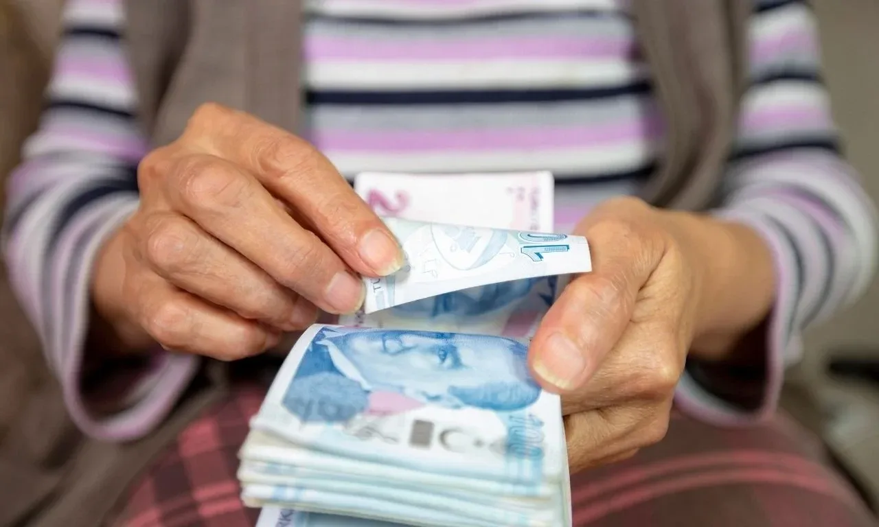 2027 Ocak maaş zammı ne zaman kesinleşecek?2027 Ocak emekli ve memur maaşlarının kesin rakamları, 2026'nın ikinci yarısındaki enflasyon verilerinin tamamlanmasının ardından netleşecek.SSK ve Bağ-Kur emeklilerinin zam oranı 6 aylık enflasyona göre belirlenirken, memur ve memur emeklilerinin maaş artışında toplu sözleşme zammı ile enflasyon farkı dikkate alınacak.2027 yılı Ocak dönemi memur zammı, 3 Ocak 2027 tarihinde Türkiye İstatistik Kurumu (TÜİK) tarafından Aralık 2026 enflasyon verilerinin açıklanmasıyla birlikte kesin olarak netleşecek.