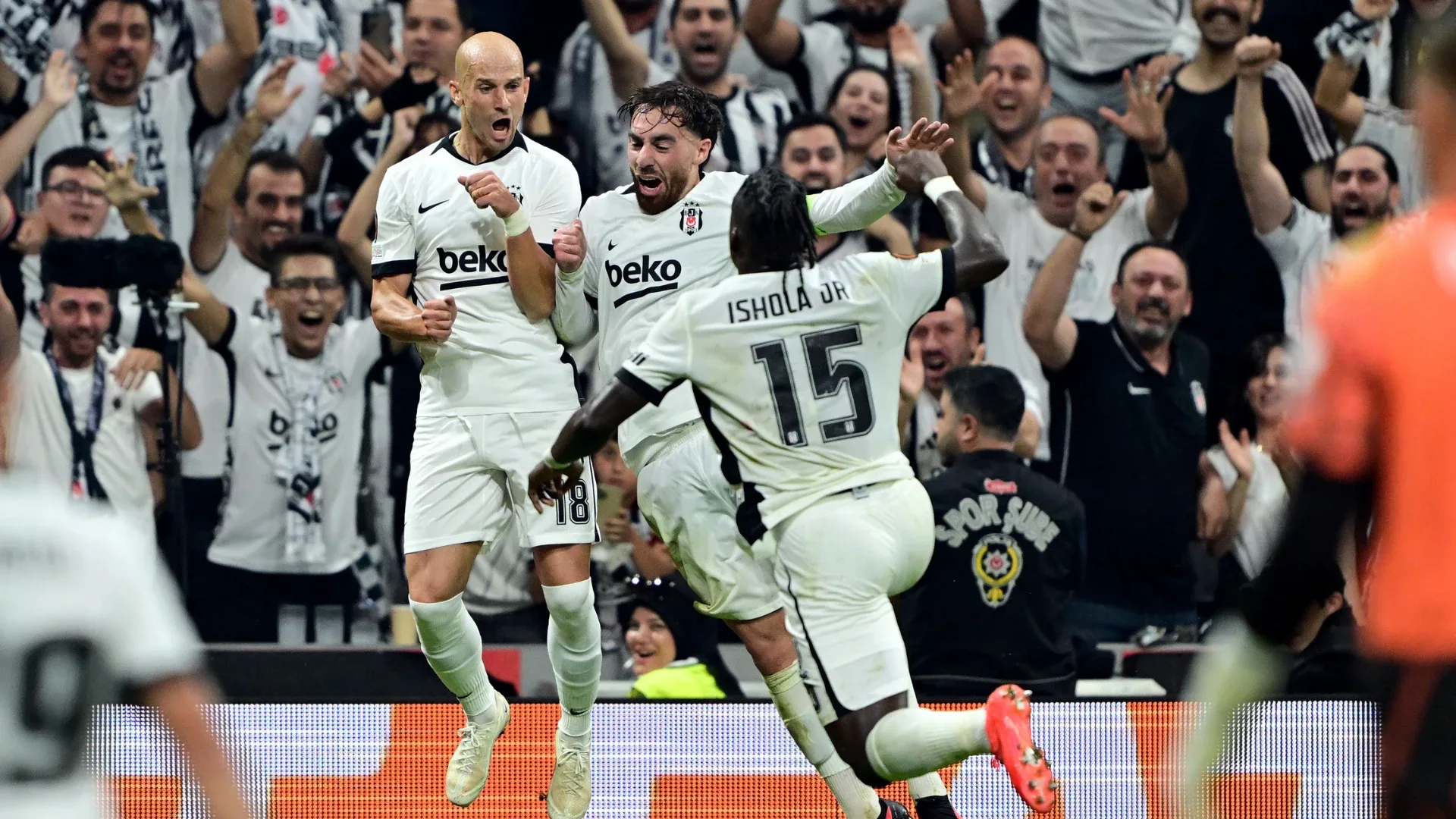 Kara Kartal farka koştuSiyah-beyazlılara üç puanı getiren golleri 15. dakikada İlhan Fakılı, 56'da Vaclav Cerny, 59'da Amir Murillo ve 81'de Ernest Poku kaydetti.