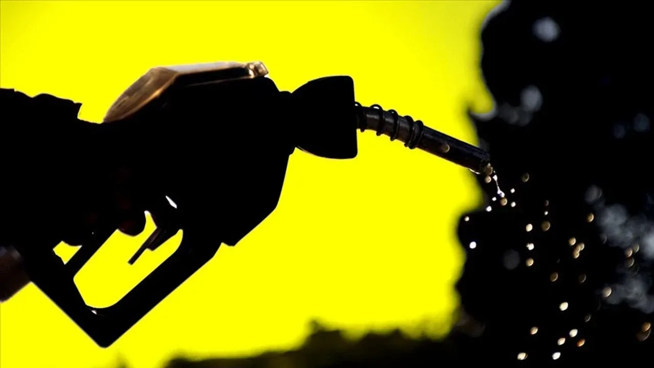 Motorin zammı ne zaman?Sektör kaynaklarına göre motorinin litre fiyatına yapılması beklenen 4,68 TL'lik zam, 17 Eylül 2026 Perşembe günü saat 00.01'den itibaren pompaya yansıyacak.Böylece 16 Eylül'de yaklaşık 95-97 TL bandında bulunan motorin fiyatlarının, yeni artışla birlikte büyükşehirlerde 100 TL seviyesini aşması bekleniyor.