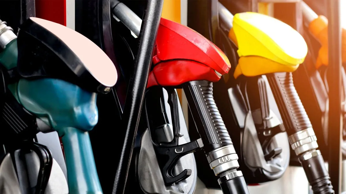 Benzine zam var mı?Motorine zam sonrası İstanbul, Ankara ve İzmir'de mazot fiyatlarının ulaşacağı seviyelerin yanı sıra benzinde yeni zam olup olmadığı merak ediliyor.Benzinin litre fiyatı 16 Eylül itibarıyla İstanbul Avrupa Yakası'nda 80,26 TL, Ankara'da 81,25 TL ve İzmir'de 81,52 TL seviyesinde bulunuyor.Benzin fiyatlarında bugün için yeni bir artış bilgisi bulunmuyor.