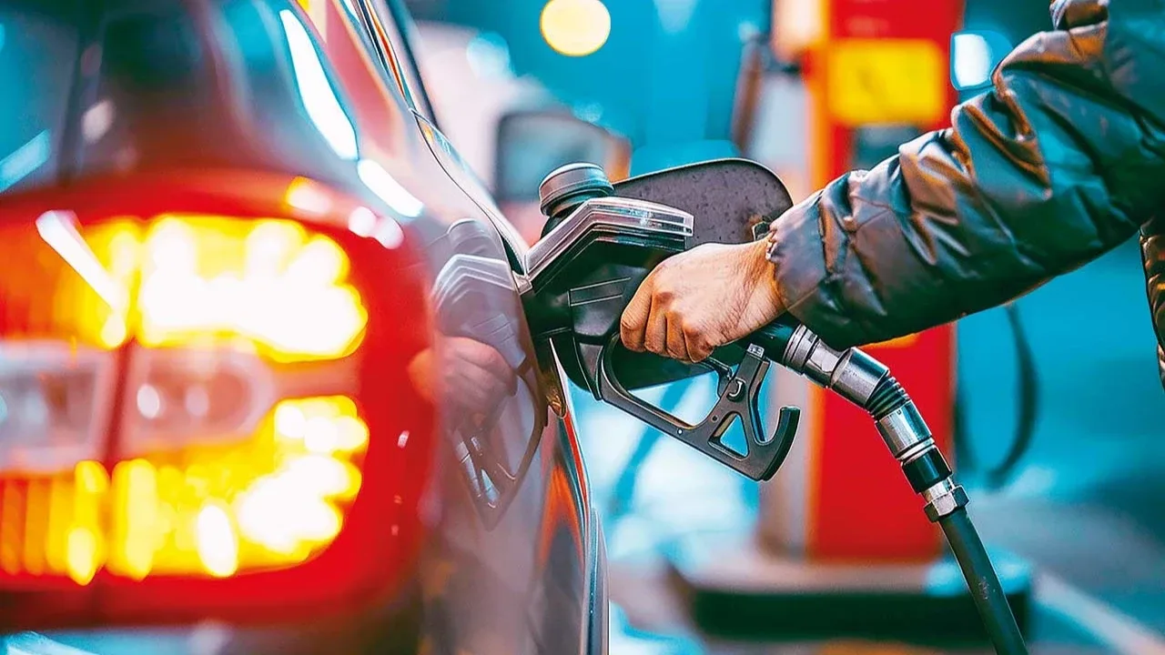 Zam sonrası mazot fiyatları ne kadar olacak?4,68 TL'lik artışın pompaya yansıması halinde motorinin litre fiyatının büyükşehirlerde şu seviyelere ulaşması bekleniyor:İstanbul 100,27 TLAnkara 101,37 TLİzmir 101,66 TLDoğu illeri 102,95 TLAkaryakıt fiyatları istasyon, dağıtıcı ve bölgeye göre küçük farklılıklar gösterebilir.