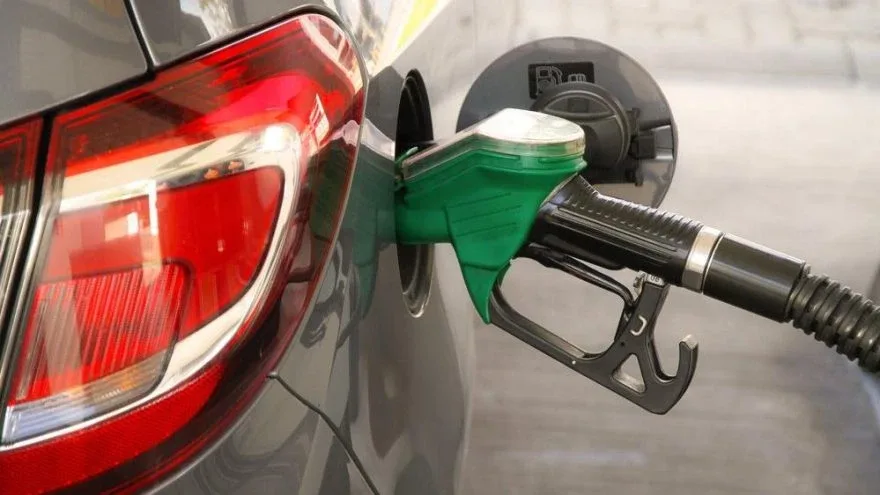 Ekim ayında ÖTV artışı olacak mı?Motorin fiyatlarında ekim ayında uygulanacak ÖTV tutarı da fiyat hesaplamalarında öne çıkıyor. 13 Ağustos 2026 tarihli Cumhurbaşkanı Kararı'na göre motorin türleri için ÖTV tutarı 1 Eylül-30 Eylül döneminde 3 TL/litre, 1 Ekim-31 Ekim döneminde ise 6 TL/litre olarak belirlenmiş durumda.Ekim ayında mevcut ÖTV tutarının 3 TL'den 6 TL'ye çıkması söz konusu olacak. KDV etkisiyle pompa fiyatına yansıyacak toplam tutar ise diğer fiyat bileşenlerine bağlı olarak değişebilir.