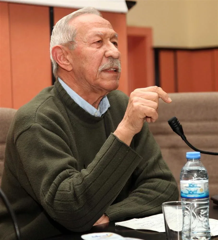 Prof. Dr. Uğur Ersoy vefat ettiTürkiye’nin inşaat mühendisliği alanındaki önemli bilim insanlarından Prof. Dr. Uğur Ersoy’dan acı haber geldi. Prof. Dr. Uğur Ersoy’un vefatı 18 Eylül 2026 tarihinde İnşaat Mühendisleri Odası tarafından duyuruldu. İMO tarafından yayımlanan taziye mesajında, Ersoy’un kaybından duyulan üzüntü ifade edilirken ailesine, yakınlarına ve mühendislik camiasına başsağlığı dileğinde bulunuldu.İnşaat mühendisliği camiasında 'hocaların hocası' olarak anılan Ersoy’un vefatı, meslektaşları ve öğrencileri arasında üzüntüyle karşılandı. Peki, Uğur Ersoy kimdir? Uğur Ersoy kaç yaşında, nereli? İşte biyografisi