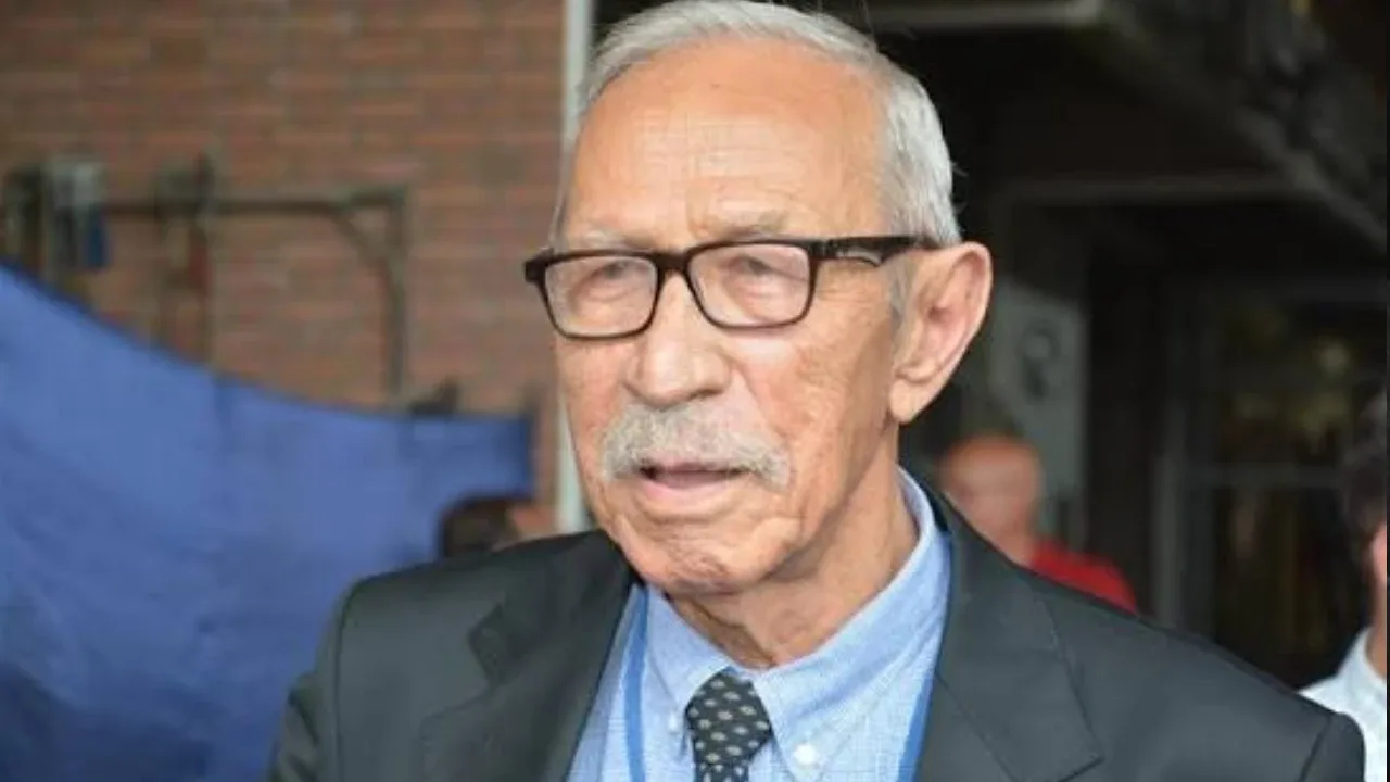 Prof. Dr. Uğur Ersoy kimdir?Prof. Dr. Uğur Ersoy, 1932 yılında Mersin’de doğdu. Ortaokul ve lise eğitimini Tarsus Amerikan Koleji’nde tamamlayan Ersoy, 1955 yılında Robert Koleji Mühendislik Okulu İnşaat Mühendisliği Bölümü’nden mezun oldu. Daha sonra ABD’ye giderek University of Texas at Austin’de yüksek lisans ve doktora çalışmalarını tamamladı.Akademik kariyerine 1959 yılında Orta Doğu Teknik Üniversitesi’nde başlayan Ersoy, 2006 yılına kadar ODTÜ’de yardımcı doçent, doçent ve profesör olarak görev yaptı. Bu süreçte farklı üniversitelerde de konuk profesör olarak akademik çalışmalar yürüttü.