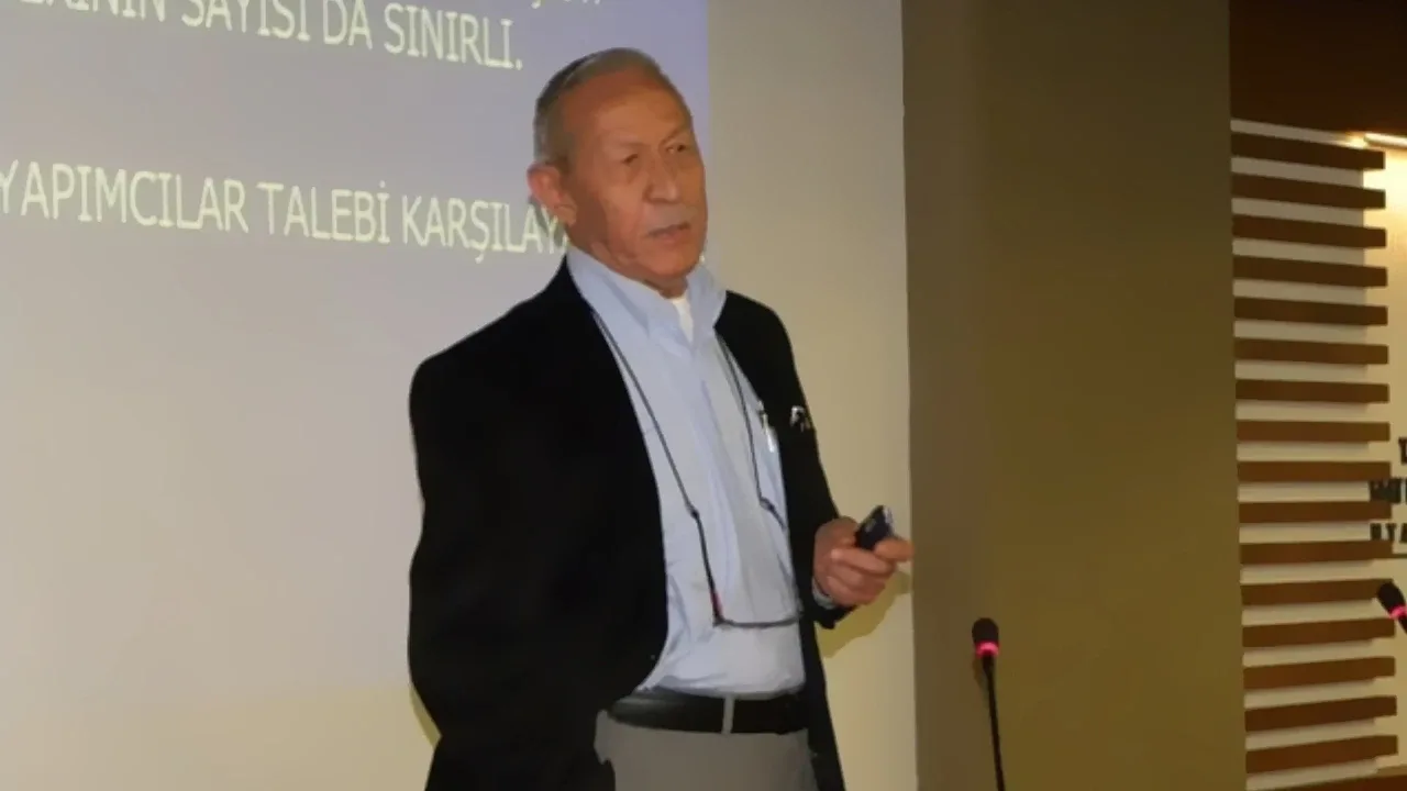 Uğur Ersoy hangi görevlerde bulundu?Prof. Dr. Uğur Ersoy, akademik çalışmalarının yanı sıra üniversite yönetiminde de çeşitli görevler üstlendi. ODTÜ’de İnşaat Mühendisliği bölüm başkanlığı, rektör yardımcılığı ve Deniz Bilimleri Enstitüsü dekanlığı görevlerini yürüttü.Ersoy, 1992-1994 yılları arasında Boğaziçi Üniversitesi’nde de konuk profesör olarak görev yaptı. 2006 yılında ise ODTÜ’den ayrılarak Boğaziçi Üniversitesi kadrosuna geçti.