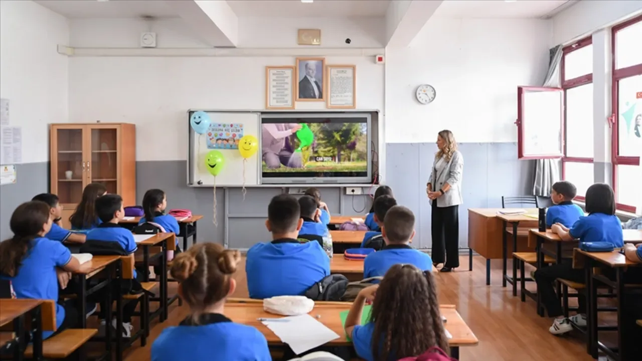 2026-2027 MEB akademik takvimine göre öğrencilerin ilk dönem içerisinde yapacağı ilk ara tatil kasım ayında gerçekleştirilecek. Birinci dönem ara tatili 16-20 Kasım 2026 tarihleri arasında yapılacak. Yarıyıl tatili ise ocak ayında başlayacak. Peki, 2026-2027 eğitim öğretim yılında ikinci ara tatil ne zaman, 15 tatil hangi tarihler arasında ve okullar ne zaman kapanacak? İşte MEB akademik takviminde yer alan tüm tatil tarihleri...