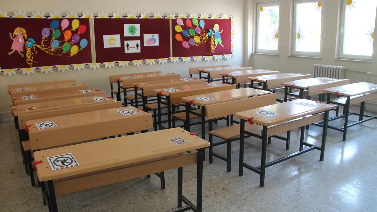 2026-2027 MEB ara tatil tarihleriMilli Eğitim Bakanlığı'nın 2026-2027 eğitim öğretim yılı için açıkladığı akademik takvimle birlikte öğrencilerin merak ettiği ara tatil tarihleri de netleşti.Birinci dönem ara tatili 16-20 Kasım 2026 tarihleri arasında uygulanacak. Öğrenciler hafta sonlarıyla birlikte toplam 9 günlük bir dinlenme süresine sahip olacak. İkinci dönem ara tatili ise 8-12 Mart 2027 tarihleri arasında gerçekleştirilecek.