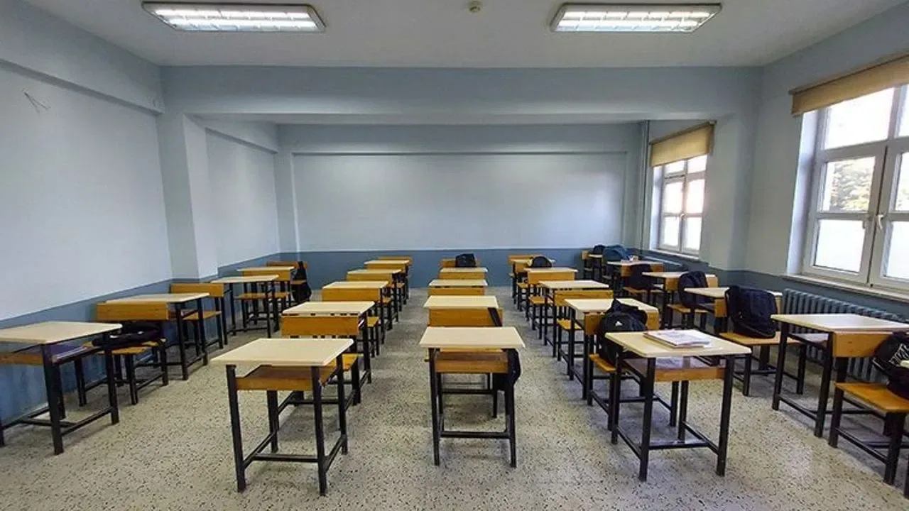 İlk ara tatil ne zaman?2026-2027 eğitim öğretim yılının ilk ara tatili 16 Kasım 2026 Pazartesi günü başlayacak ve 20 Kasım 2026 Cuma günü sona erecek. Öğrenciler ara tatilin ardından 23 Kasım Pazartesi günü yeniden ders başı yapacak.
