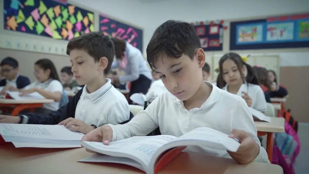 Okullar ne zaman kapanacak?2026-2027 eğitim öğretim yılı 25 Haziran 2027 Cuma günü sona erecek. Böylece öğrenciler yaklaşık 9,5 aylık eğitim öğretim maratonunun ardından yaz tatiline çıkacak.