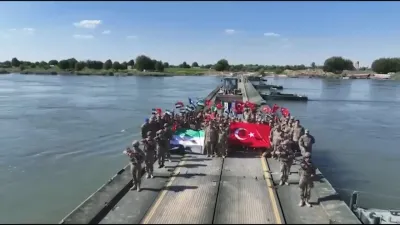 MSB: Türkiye'nin desteğiyle Fırat Nehri üzerine yüzer köprü kuruldu