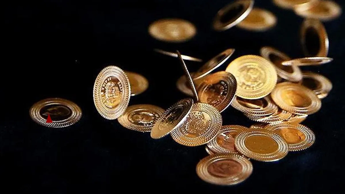 Fed faiz indirirse altın yükselir mi?Fed faiz indirimi beklentisi genel olarak altın açısından destekleyici bir unsur olarak değerlendirilir. Daha düşük faiz ortamı, faiz getirisi sağlayan dolar ve tahvillerin cazibesini azaltabilirken faiz getirisi bulunmayan altına yönelik talebi artırabilir.Faiz indirimi dolar ve tahvil getirilerinin gerilemesi halinde altın destek bulabilir.Bunun yanı sıra faiz indirimi beklentisi doların zayıflamasına ve ABD tahvil getirilerinin gerilemesine yol açarsa ons altın bundan destek görebilir.
