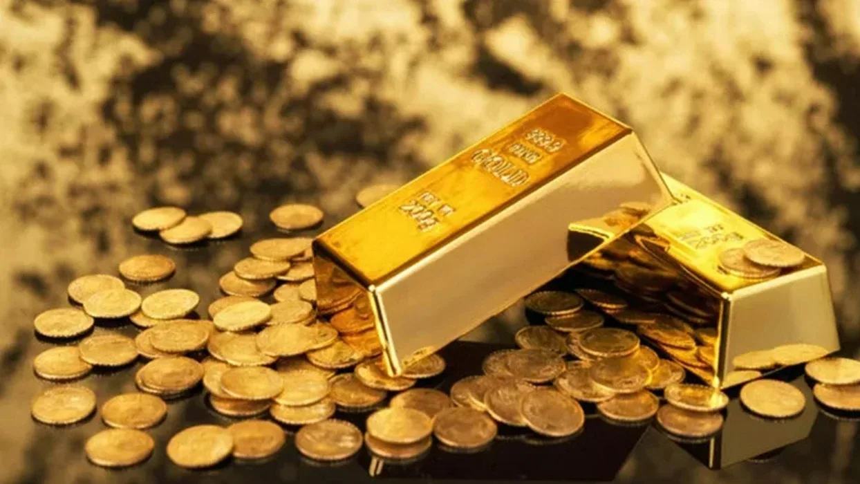 Altın fiyatlarında Fed öncesi son durumFed toplantısı öncesinde ons altın 4.300 dolar civarında işlem görüyor. Gram altın ise serbest piyasada 6.700 lira seviyelerinde bulunuyor.Altın, eylül ayında Fed politikasına ilişkin beklentilerde yaşanan değişimle birlikte baskı altında kalırken, enerji fiyatlarındaki yükseliş de piyasaların enflasyon ve faiz görünümüne ilişkin değerlendirmelerini etkiliyor.Özellikle petrol fiyatlarında yaşanabilecek yeni yükselişlerin enflasyonist baskıları artırabileceği düşüncesi, Fed'in faiz politikasına ilişkin beklentiler açısından önem taşıyor.
