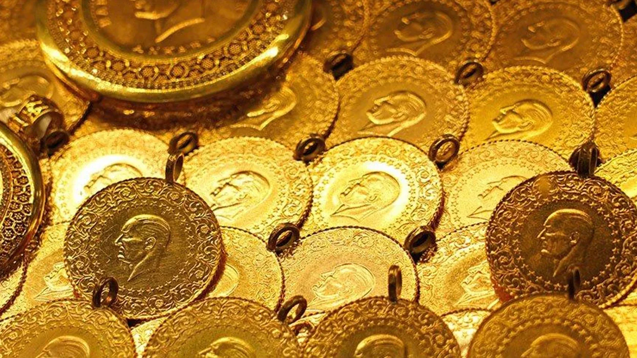 Petrol fiyatları neden altın ve Fed beklentilerini etkiliyor?Petrol fiyatlarındaki yükseliş, enerji maliyetleri üzerinden enflasyon baskısını artırabilir. Enflasyonun kalıcı olabileceğine ilişkin endişelerin güçlenmesi ise merkez bankalarının faizleri daha uzun süre yüksek tutabileceği beklentisini beraberinde getirebilir.Bu nedenle petrol piyasasındaki hareketler yalnızca enerji fiyatlarını değil, dolar, tahvil getirileri ve altın gibi diğer finansal varlıkların fiyatlamasını da etkileyebiliyor.Altın fiyatı yalnızca Fed faiz kararına göre hareket etmiyor. ABD enflasyonu, istihdam verileri, tahvil getirileri, dolar endeksi, jeopolitik gelişmeler ve küresel risk iştahı da fiyatlamada etkili oluyor.