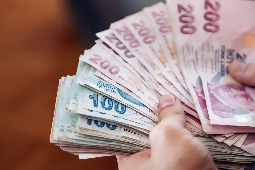 Yüzde 20 zam gelirse asgari ücret ne kadar olur?İlk senaryoda yüzde 20 artış ele alındı. Bu oranın uygulanması halinde net asgari ücret yaklaşık 33 bin 690 TL 60 kuruşa yükseliyor. Yuvarlanmış hesapla çalışanların eline geçecek net tutar 33 bin 690 TL seviyesinde olacak.