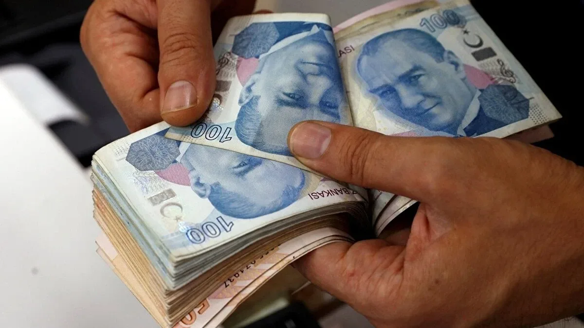 Yüzde 25 zamda net asgari ücret 35 bin TL'yi aşıyorYüzde 25'lik artış senaryosunda net asgari ücret yaklaşık 35 bin 94 TL 38 kuruş olarak hesaplanıyor. Bu tabloda net maaş 35 bin TL eşiğini aşmış oluyor. Yüzde 25 zam, 2027 asgari ücret beklentilerinde en çok konuşulan oranlardan biri olarak öne çıkıyor.