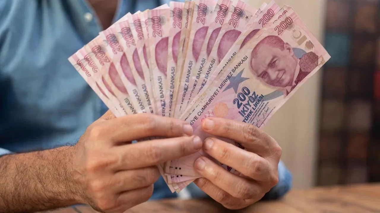 Asgari ücret görüşmeleri ne zaman yapılacak?2027 yılında geçerli olacak asgari ücret için komisyonun aralık ayında toplanması bekleniyor. İşçi, işveren ve hükümet temsilcilerinin katılacağı görüşmelerde; enflasyon, geçim şartları, işveren maliyetleri ve ekonomik beklentiler değerlendirilecek. Görüşmelerin ardından açıklanacak resmi tutarın, Ocak 2027 itibarıyla uygulanması öngörülüyor.